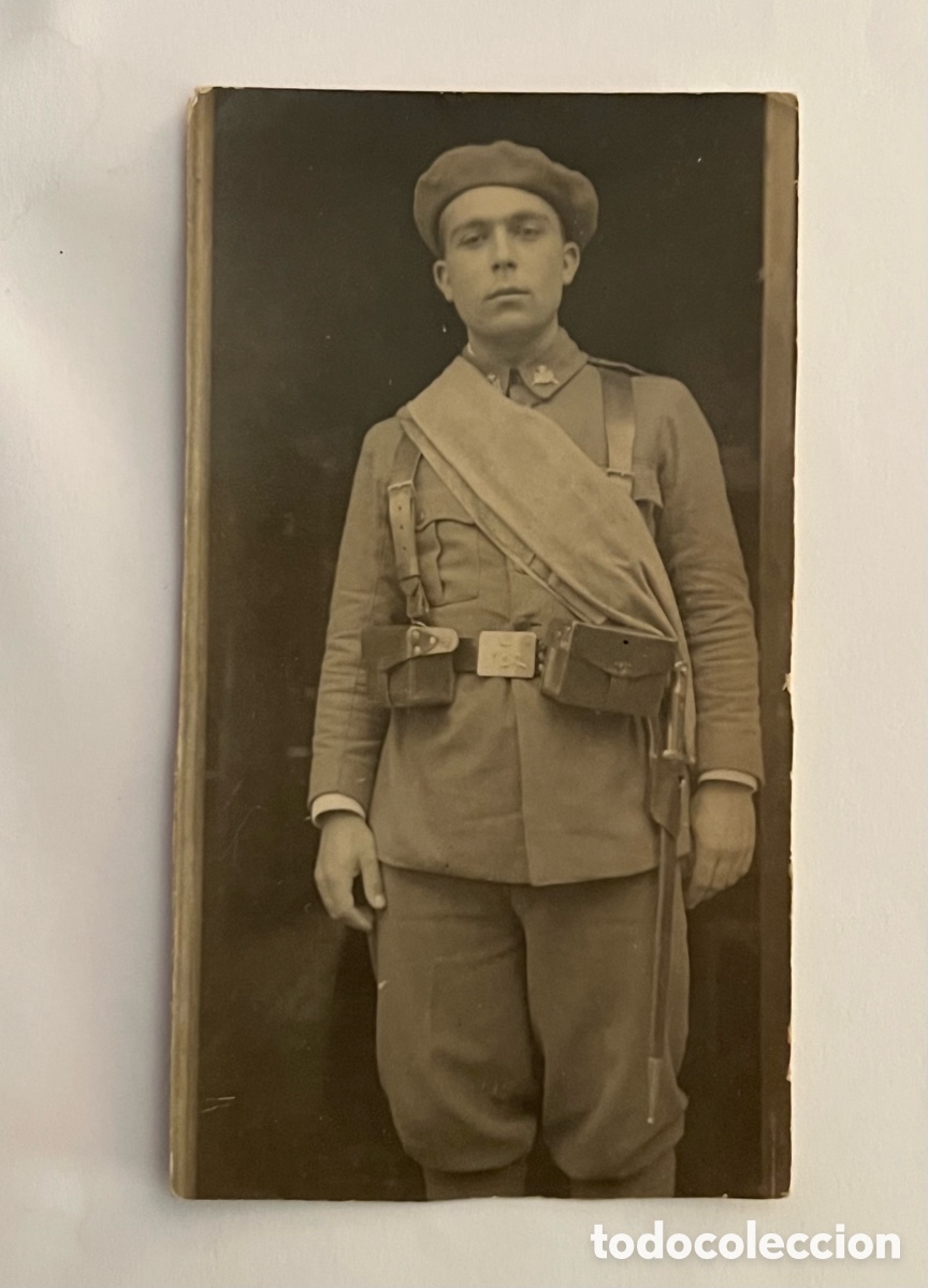 Fotograf&iacute;a antigua: BILBAO ? Cuartel de Garellano. Batall&oacute;n de Infanter&iacute;a de Monta&ntilde;a No.6 ? Militar con boina, sable