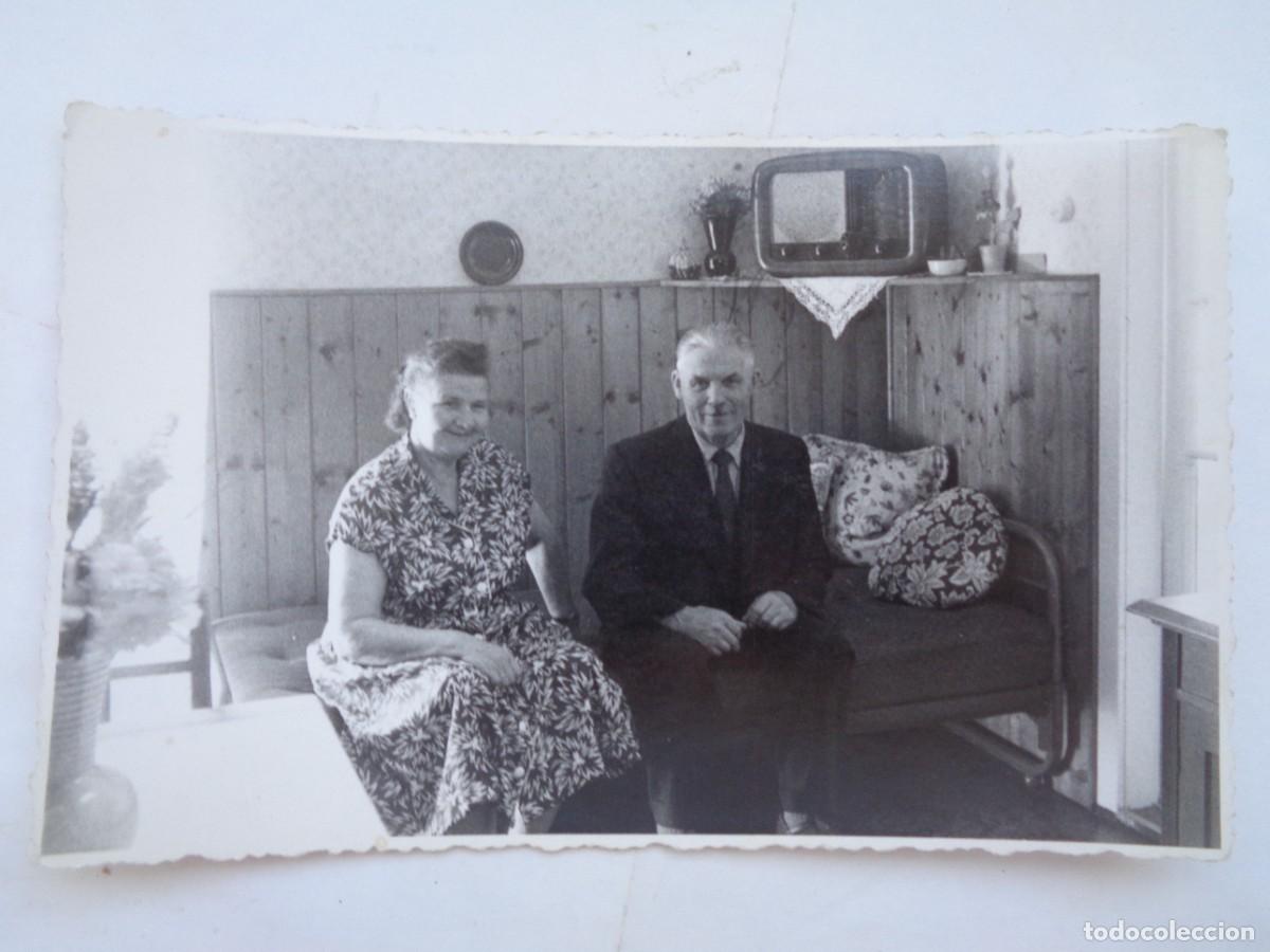 Fotograf&iacute;a antigua: FOTO DE PAREJA EN INTERIOR DE SU CASA, RADIO ANTIGUA , ETC , 1958
