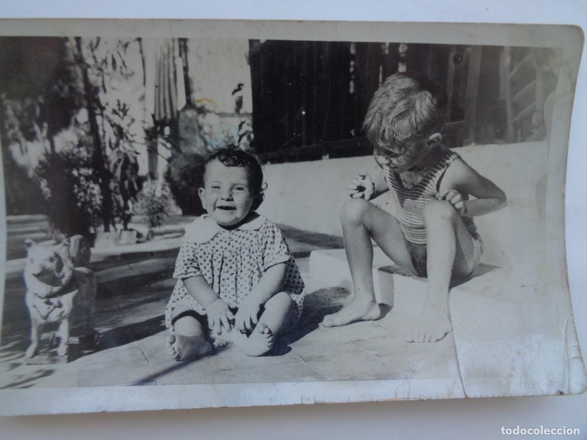 Fotograf&iacute;a antigua: FOTO DE NI&Ntilde;OS , UNO EN BA&Ntilde;ADOR , CON PERRITO DE JUGUETE . A&Ntilde;OS 30 - 40