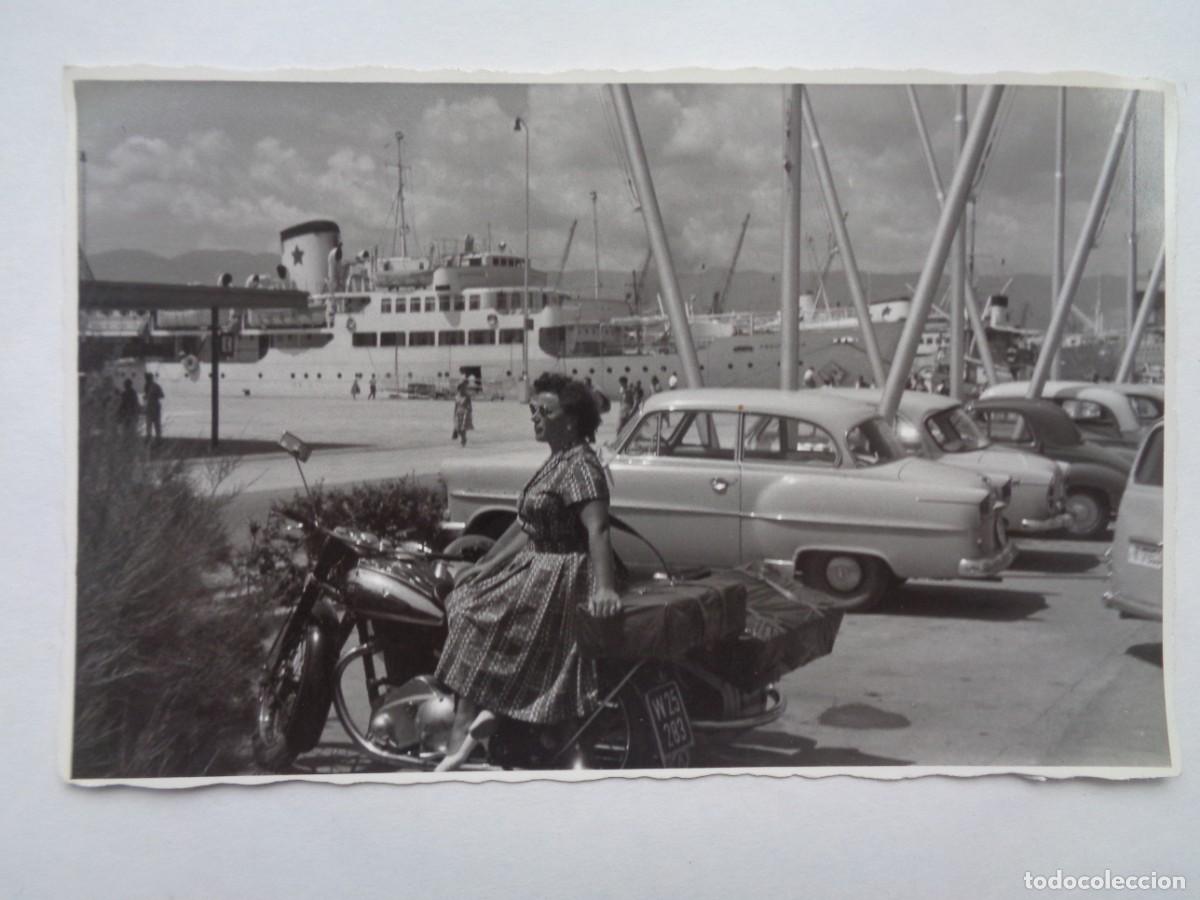 Fotograf&iacute;a antigua: FOTO DE MUJER Y MOTO CON SIDECAR EN UN PUERTO, COCHES DE EPOCA, BARCOS , ETC
