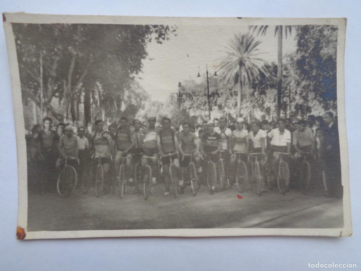 Fotograf&iacute;a antigua: CICLISMO : FOTO DE CICLISTAS POSANDO CON SUS BICICLETAS , 1944