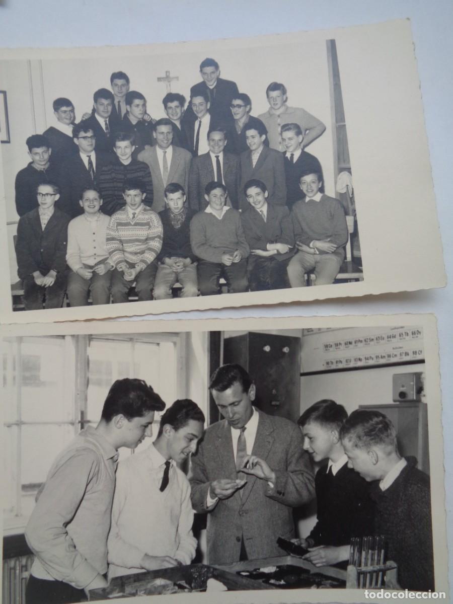 Fotograf&iacute;a antigua: LOTE DE 2 FOTOS ESCOLARES : JOVENES POSANDO CON SU MAESTRO Y EN CLASE DE CIENCIA . VIENA