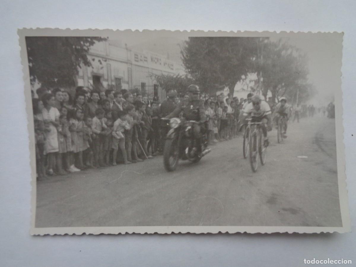 Fotograf&iacute;a antigua: CICLISMO : FOTO DE CICLISTAS ESCOLTADOS POR GUARDIA CIVIL DE TRAFICO EN MOTO. A&Ntilde;OS 40