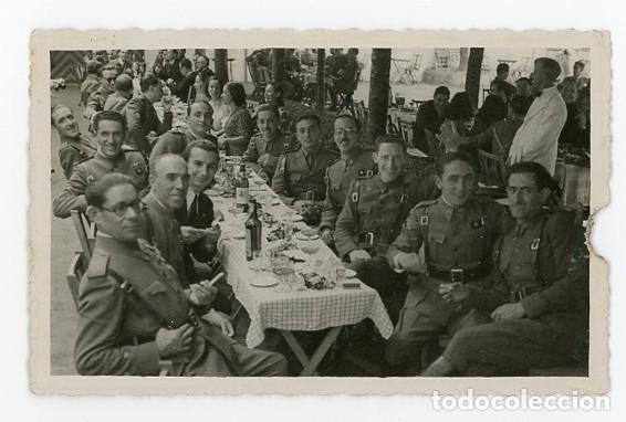 Photographie ancienne: GIJON. ASTURIAS. COMIDA DE MILITARES Y CIVILES EN EL PARQUE JAPONES. 1941