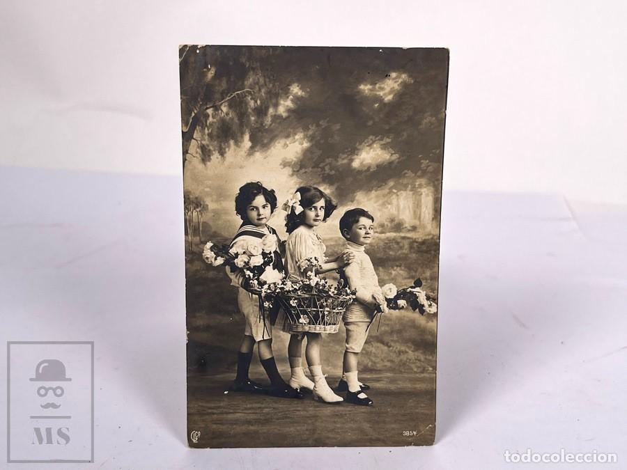 Fotograf&iacute;a antigua: Antigua tarjeta Postal - Fotograf&iacute;a Ni&ntilde;os Posando con Flores - Circulada A&ntilde;o 1919