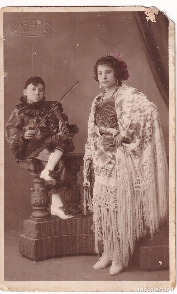 Fotografia antica: POSTAL FOTOGRAFICA NI&Ntilde;O DISFRAZADO CON VIOLIN Y MUJER CON MANTILLA. MERIDA FOTO BOCCONI