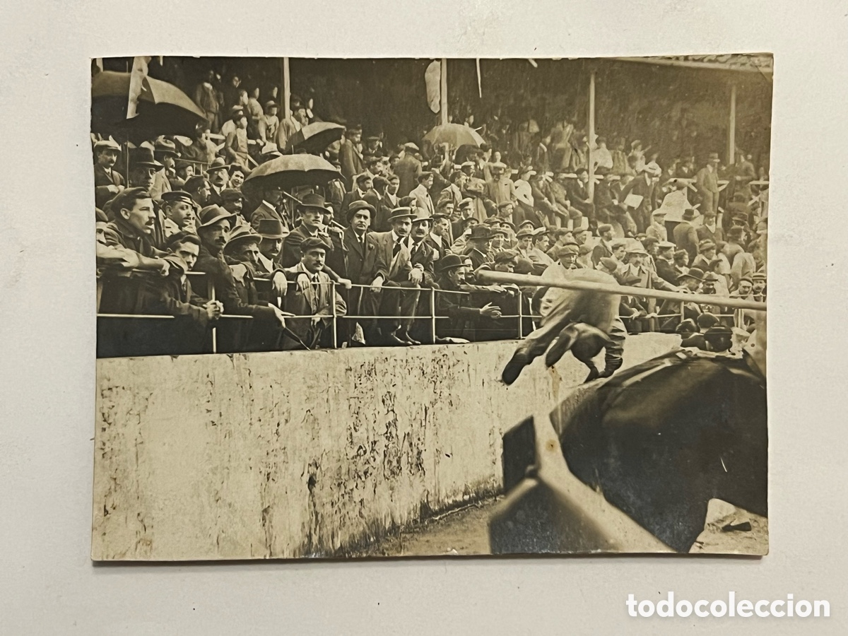 Fotografia antiga: BILBAO. Tarde de Toros movida.. el Picaor por los aires.. (h.1930?) Tarjeta Postal. Medidas: 10 x 7