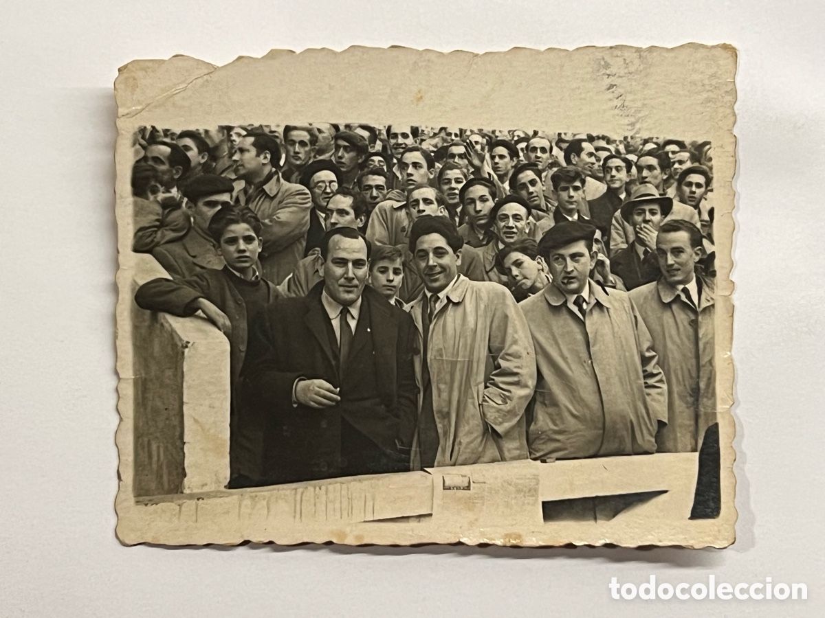 Fotograf&iacute;a antigua: BILBAO. Una apasionada tarde en el futbol.. Fotograf&iacute;a antigua (h.1950?) Med&iacute;das: 7 x 8,5 cm