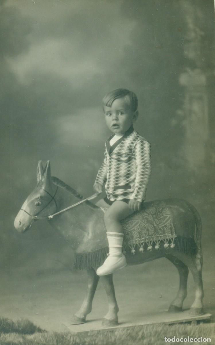Fotograf&iacute;a antigua: NI&Ntilde;O MONTADO EN SU CABALLITO DE CART&Oacute;N. FOTO EL ATENIENSE. ALCOY HACIA 1920. MUY RARA.