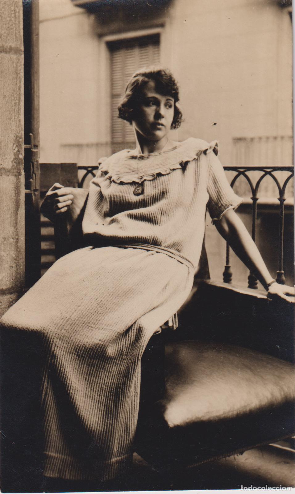 Fotograf&iacute;a antigua: ANTIGUA FOTOGRAFIA MUJER POSANDO JUNTO AL BALC&Oacute;N &ndash; ESCRITA 1923