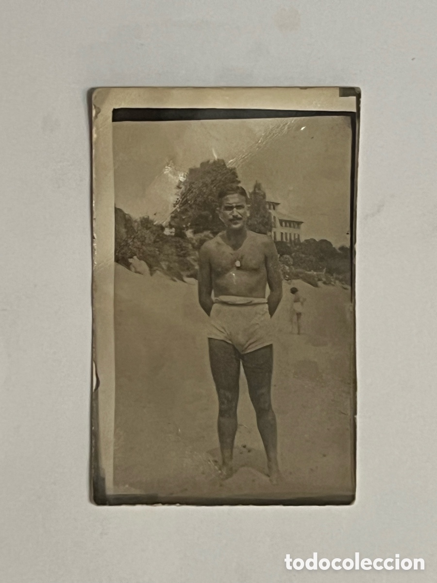 Fotograf&iacute;a antigua: MINUTEROS. Aquellos hombres de calz&oacute;n alto y pelo en pecho&hellip; (h.1930?) Med&iacute;das: 4,5 x 7 cm