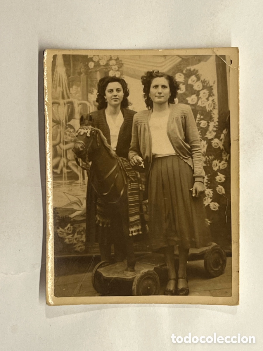 Fotograf&iacute;a antigua: MINUTEROS VALENCIA.. Amigas, un d&iacute;a en la Feria de Julio.. Trampantojo, decorado de Feria (a.1951)