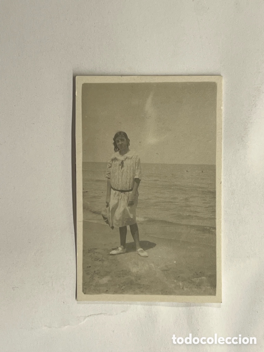 Fotograf&iacute;a antigua: MINUTEROS VALENCIA.. Mujer junto al mar.., Las Arenas, Verano de 1920