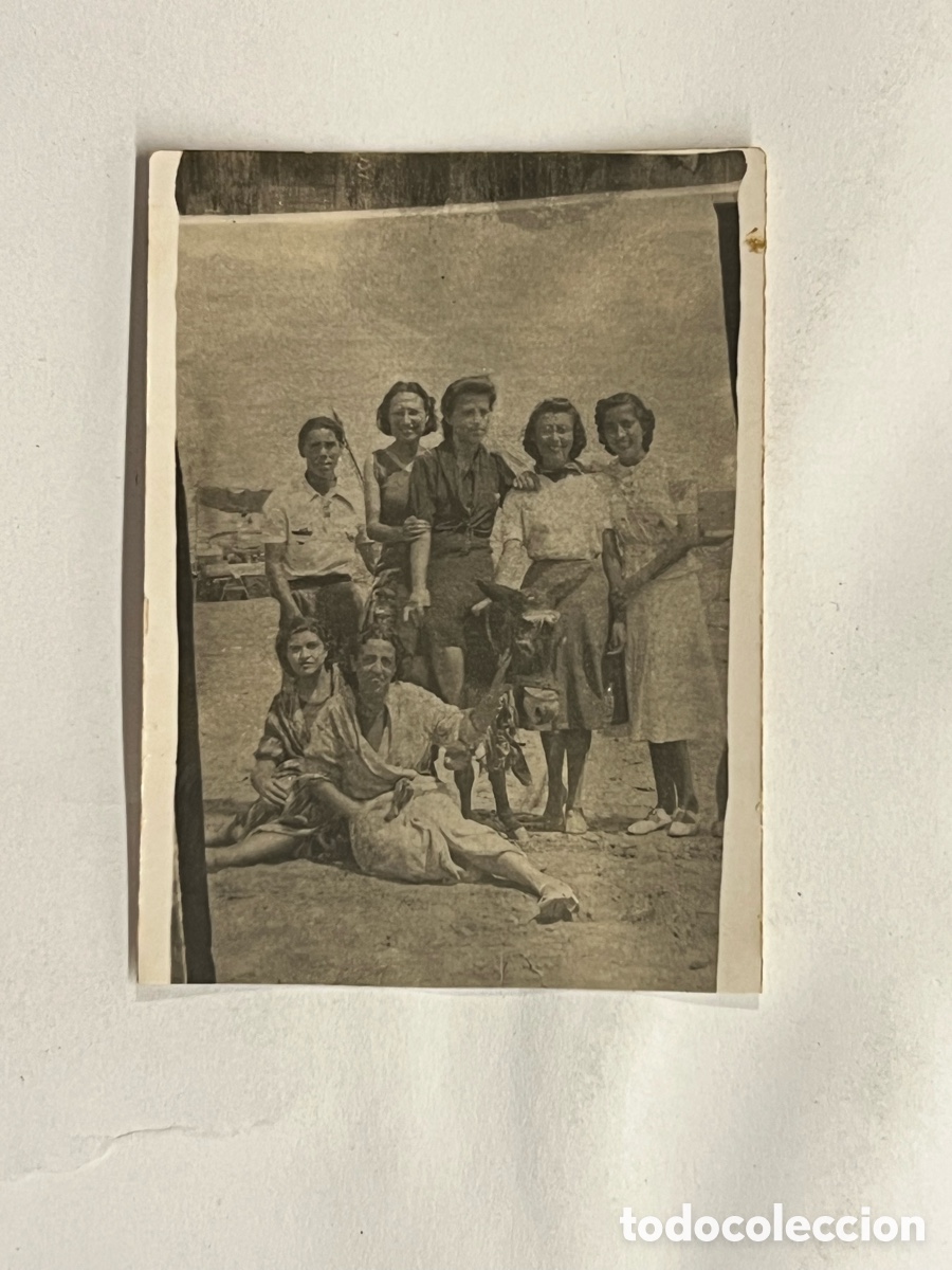 Fotograf&iacute;a antigua: MINUTEROS VALENCIA. Jovencitas con el burrero de las Arenas. Playa. Postguerra Civil (a.1940)