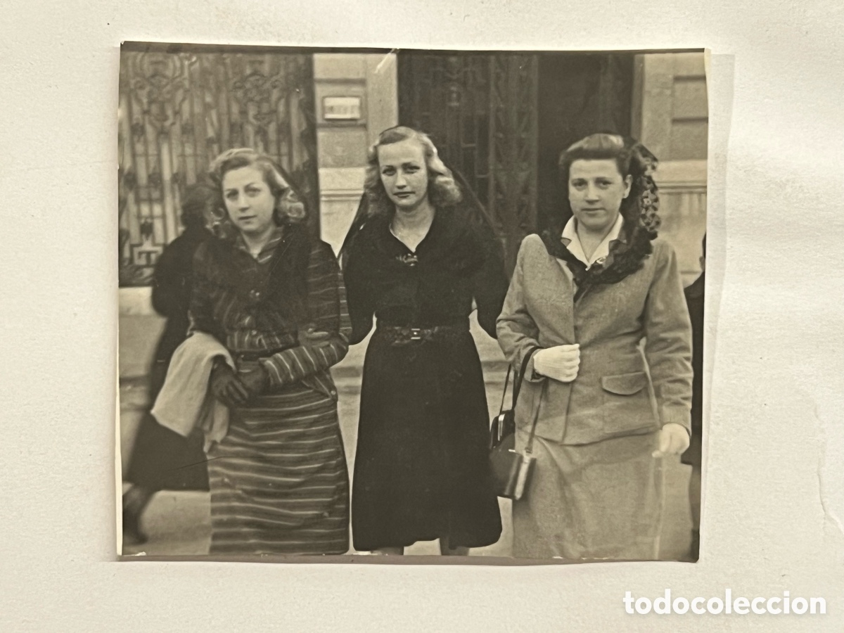 Fotograf&iacute;a antigua: MINUTEROS VALENCIA.. Se&ntilde;oritas un Jueves Santo al salir de Misa.. (a.1957)
