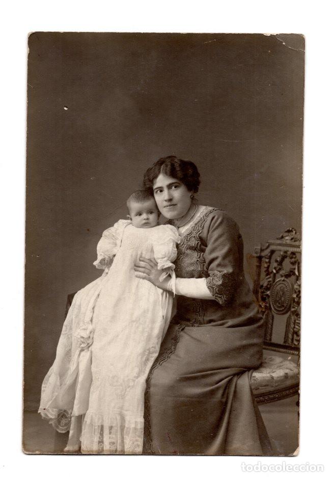 Fotograf&iacute;a antigua: MUJER SENTADA SOSTENIENDO A UN BEB&Eacute; EN SU REGAZO. POSTAL FOTOGR&Aacute;FICA.