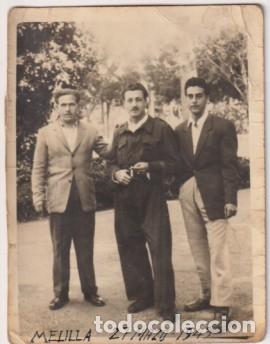 Alte Fotografie: Tres Amigos. Fotograf&iacute;a (9x7 c.) Al dorso: Con todo el cari&ntilde;o de un buen amigo. D&iacute;a 27-Mar. 1949