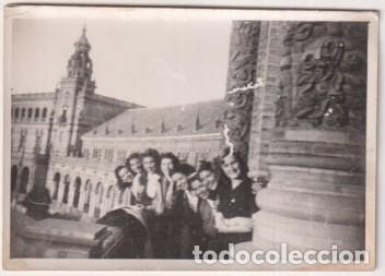 Fotograf&iacute;a antigua: Sevilla. Plaza Espa&ntilde;a. Mujeres sobre un puente. Al Dorso: 23-2-1946