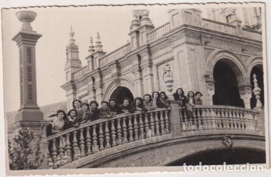 Fotograf&iacute;a antigua: Sevilla. Plaza Espa&ntilde;a. Fotograf&iacute;a (14x8,5 c.) Al dorso: Sevilla, 23 Febrero 1950, En uno de los Puen
