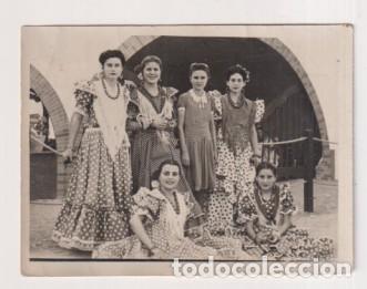 Fotograf&iacute;a antigua: Sevilla. Grupo de J&oacute;venes en la Feria. a&ntilde;os 50. Fotograf&iacute;a (8x6 C.) Dedicada al dorso