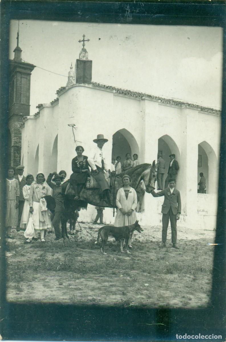 Fotograf&iacute;a antigua: ANDALUCIA. LUGAR A DETERMINAR. BODA. NOVIO CON LA NOVIA A LA GRUPA. HACIA 1920.