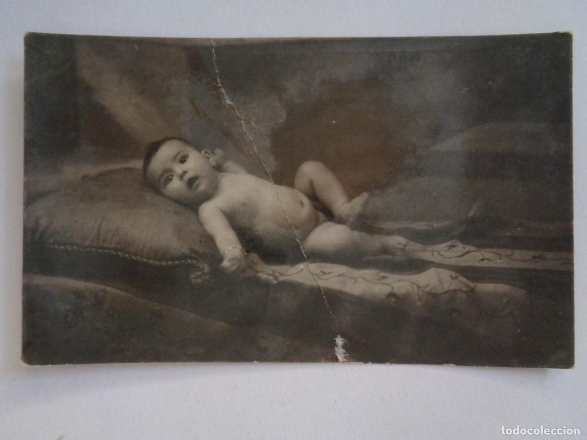 Fotograf&iacute;a antigua: PRECIOSA FOTO DE ESTUDIO DE NI&Ntilde;A TAL SE VE , PRINCIPIOS DE SIGLO. DE GONZALEZ , SEVILLA . PEGADA !