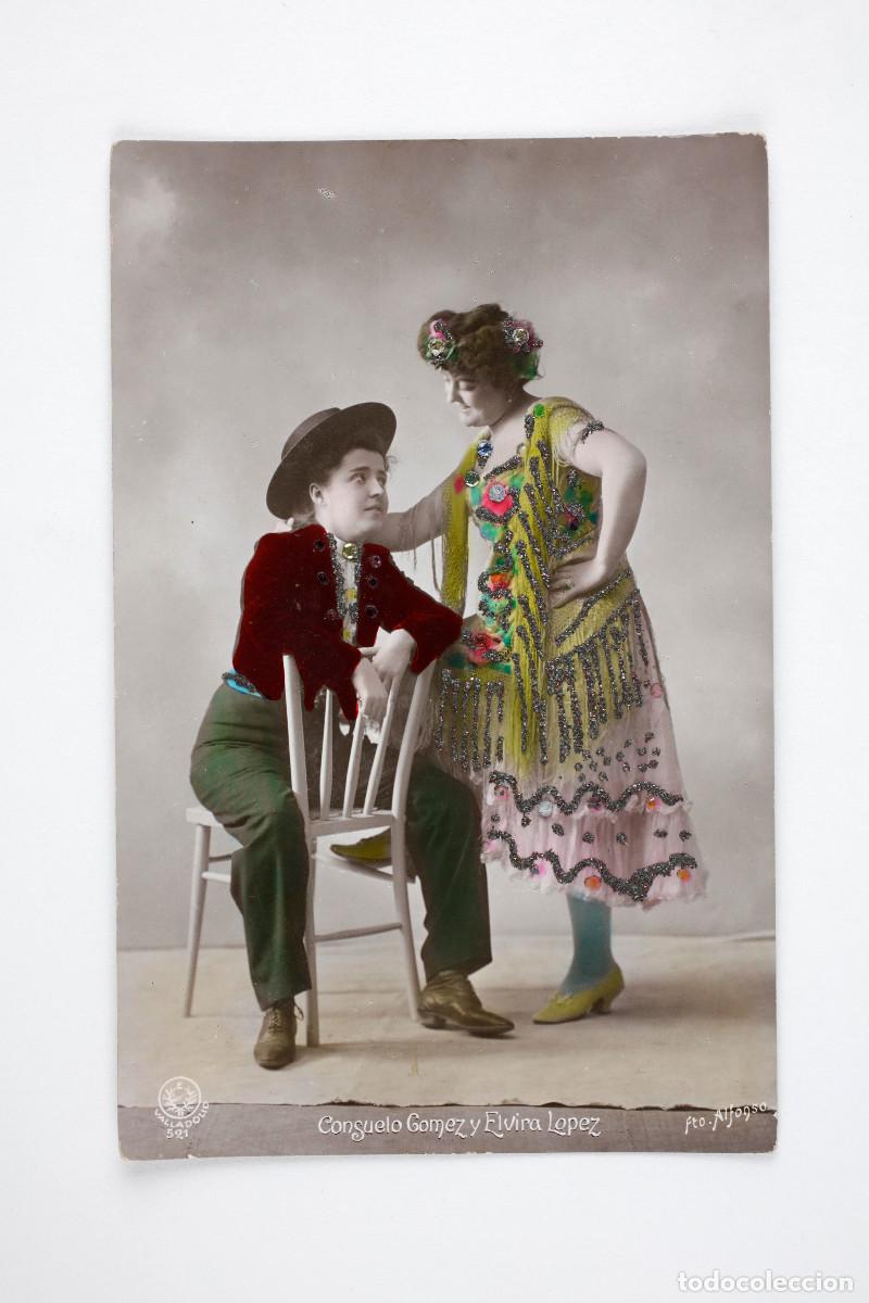 Fotograf&iacute;a antigua: CONSUELO GOMEZ Y FLUVIA LOPEZ, FOTO ALONSO. Foto con incrustaciones decorativas.
