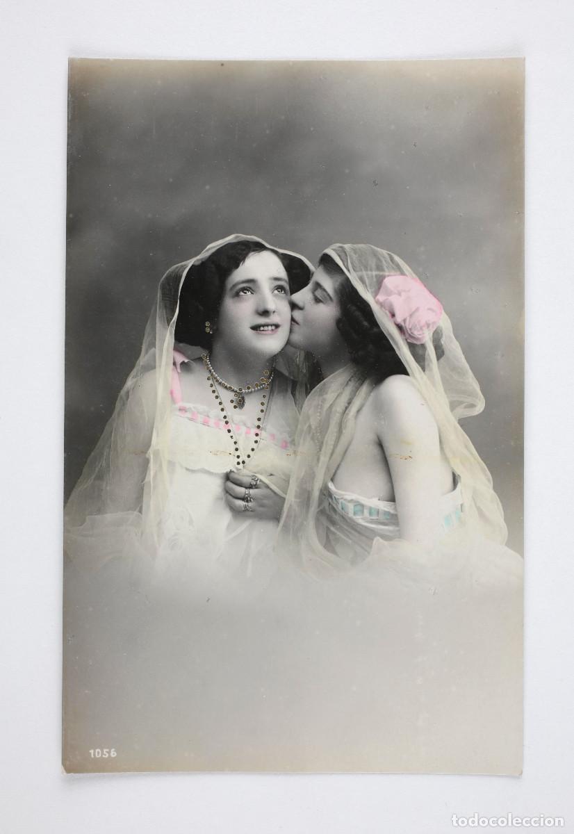Fotograf&iacute;a antigua: Fotograf&iacute;a de dos chicas en actitud cari&ntilde;osa, 1910 aprox.
