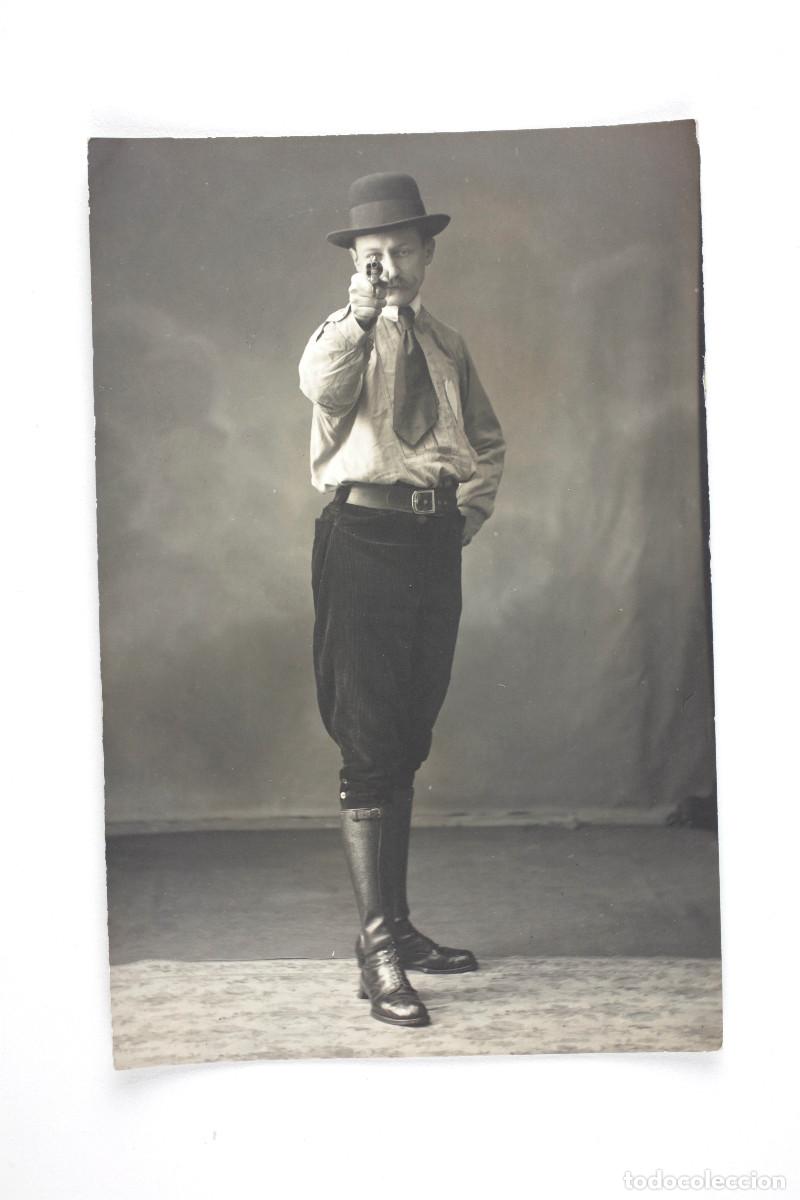 Fotograf&iacute;a antigua: CH. ROBERT, DISPARANDO A C&Aacute;MARA CON UN REVOLVER. FOTOGRAF&Iacute;A SIN DATOS. 1910 APROX.
