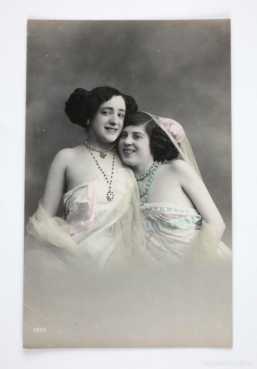 Fotograf&iacute;a antigua: PAREJA DE CHICAS, 1910 APROX. ILUMINADA A MANO.