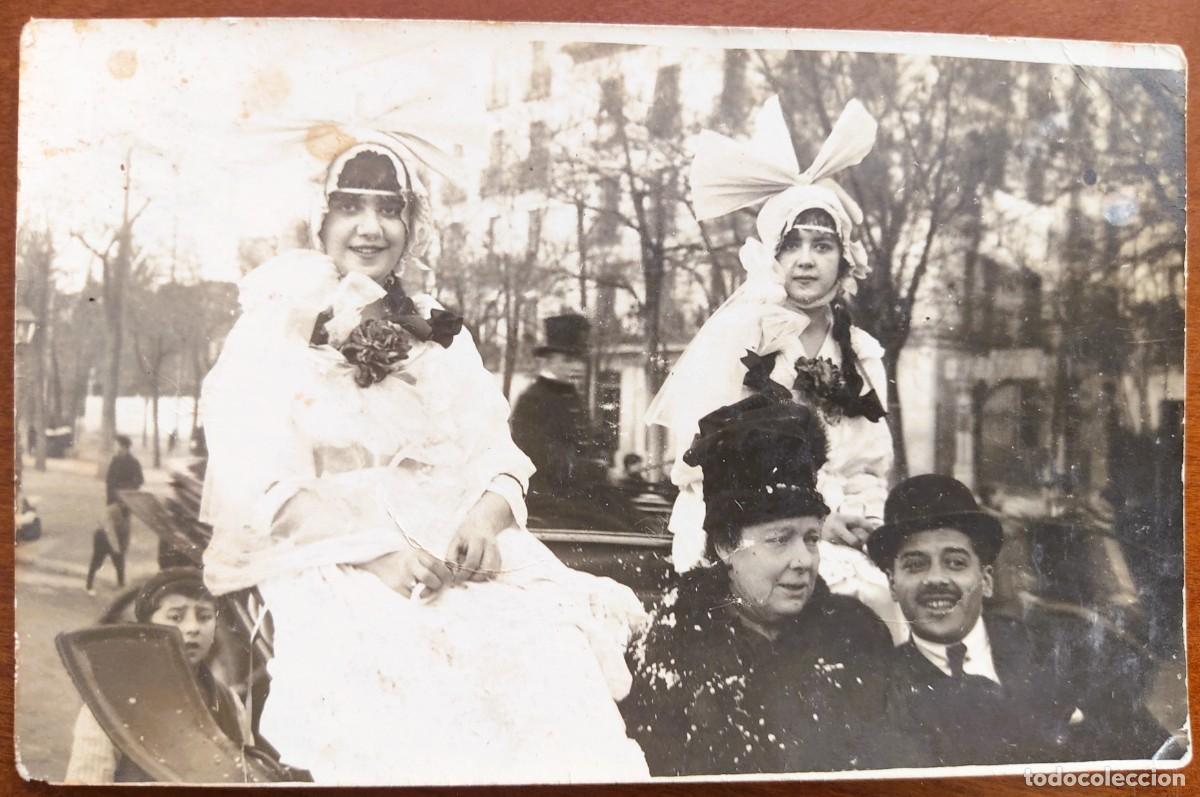 Fotograf&iacute;a antigua: FOTOGRAF&Iacute;A ORIGINAL J&Oacute;VENES EN CARRO DANDO UN PASEO POR MADRID - FECHADA EN 1918