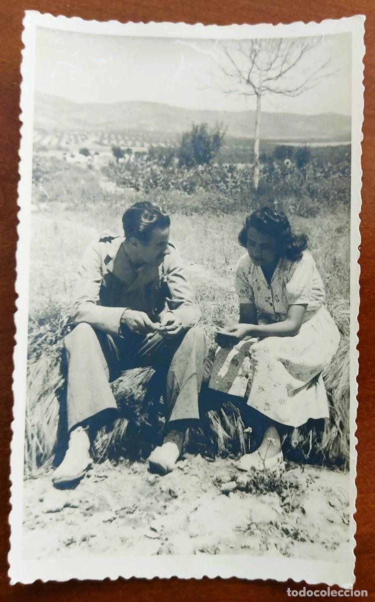 Fotograf&iacute;a antigua: FOTOGRAF&Iacute;A ORIGINAL PAREJA (&Eacute;L PARECE MILITAR) EN CASCANTE FECHADA AGOSTO 1944