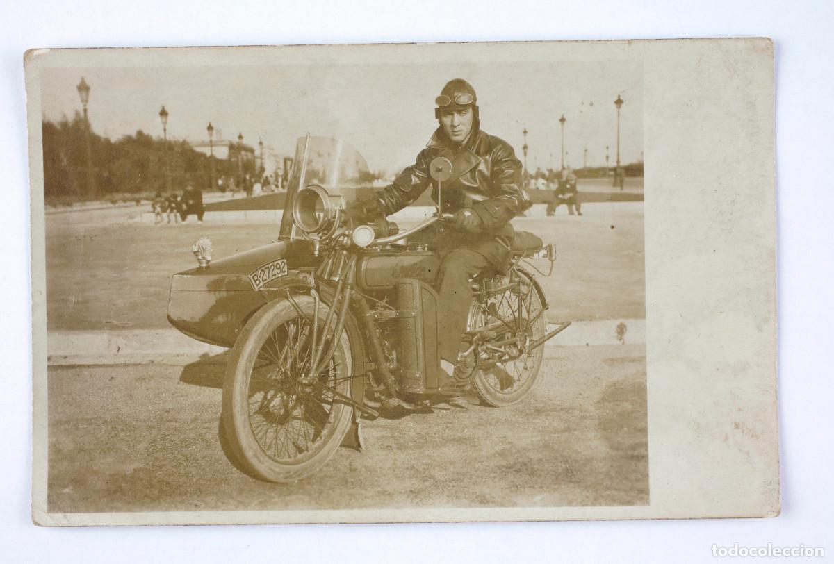 Fotografia antica: MOTORISTA POR IDENTIFICAR, MATR&Iacute;CULA BARCELONA, 1940'S.