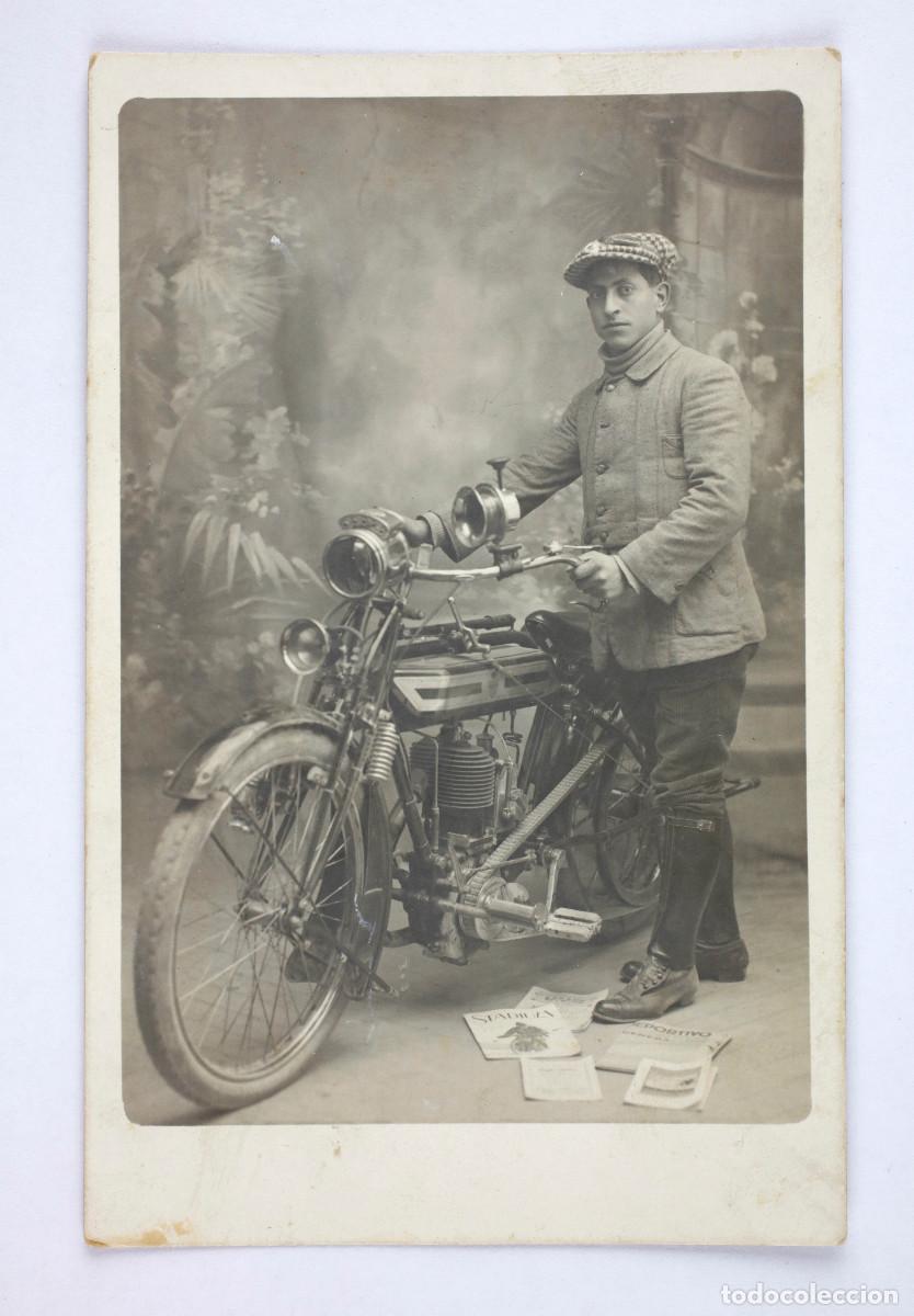 Fotograf&iacute;a antigua: MOTORISTA EN EL ESTUDIO, CATALU&Ntilde;A, 1920'S.