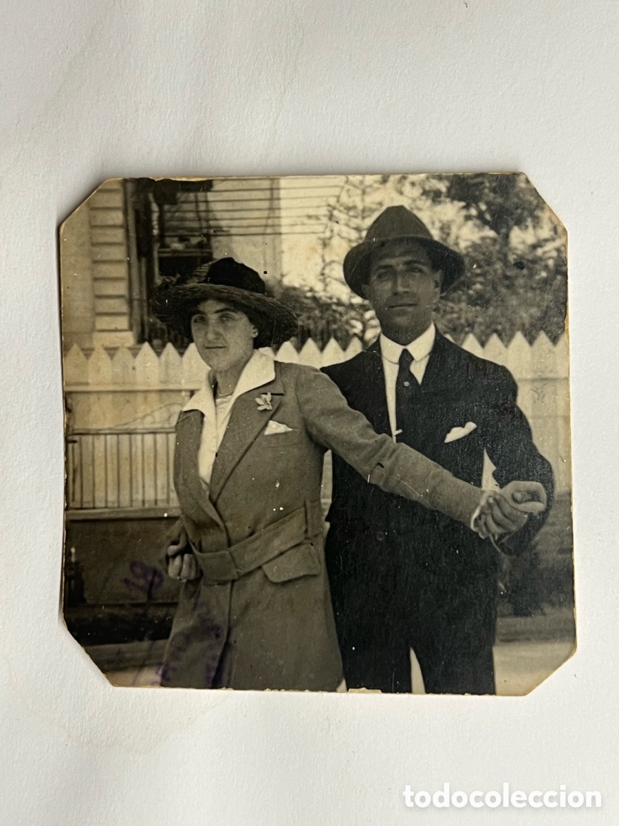 Fotograf&iacute;a antigua: MINUTEROS.. Una pareja de enamorados en los a&ntilde;os treinta&hellip;, Medidas: 6 x 6 cm.,