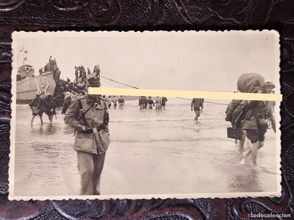 Fotograf&iacute;a antigua: Fotograf&iacute;a Tropas espa&ntilde;olas desembarcando en Villa Bens Guerra de Ifni-S&aacute;hara. 18 de enero de 1958