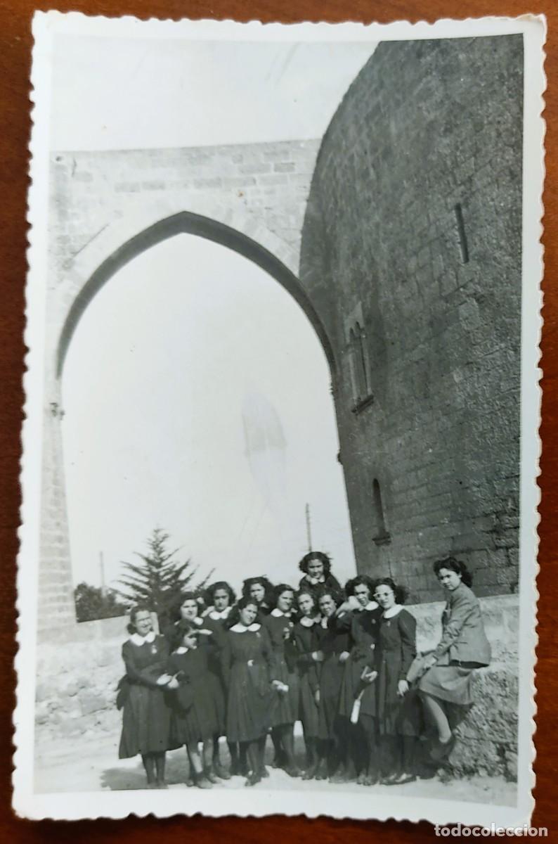Fotograf&iacute;a antigua: FOTOGRAF&Iacute;A GRUPO ESCOLAR DE NI&Ntilde;AS EN EL CASTILLO DE BELLVER, PALMA A&Ntilde;O 1943