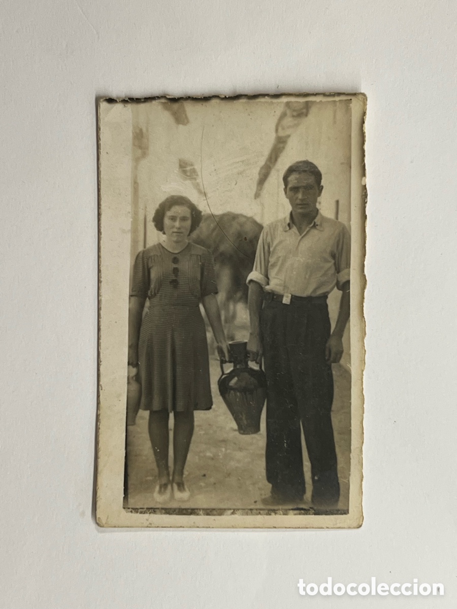 Fotograf&iacute;a antigua: MINUTEROS ALGEMES&Iacute;..? J&oacute;venes con C&aacute;ntaro de regreso de la Fuente.. (h.1945?) Med&iacute;das: 4,5 x 7,5