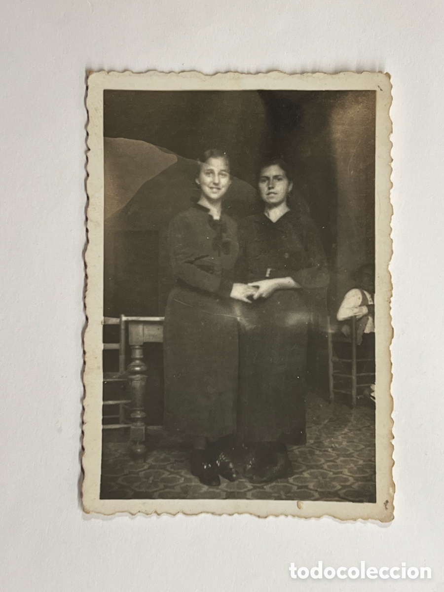Fotograf&iacute;a antigua: CASA CORRALES. MINUTEROS. Fotograf&iacute;a Mujeres de Negro. Postguerra Civil Espa&ntilde;ola (h.1945?)