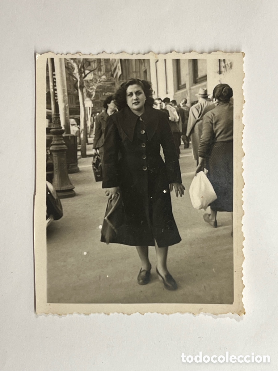 Fotograf&iacute;a antigua: MINUTEROS VALENCIA. Fotograf&iacute;a Joven paseando por Gran V&iacute;a (h.1950?) Med&iacute;das: 9 x 7 cm.,
