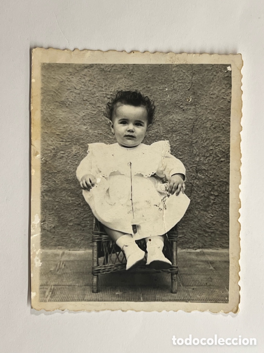Fotograf&iacute;a antigua: MINUTEROS. ALCIRA, Valencia. Foto M. Lucas.. Beb&eacute; sentada sobre silla de mimbre (a.1955)