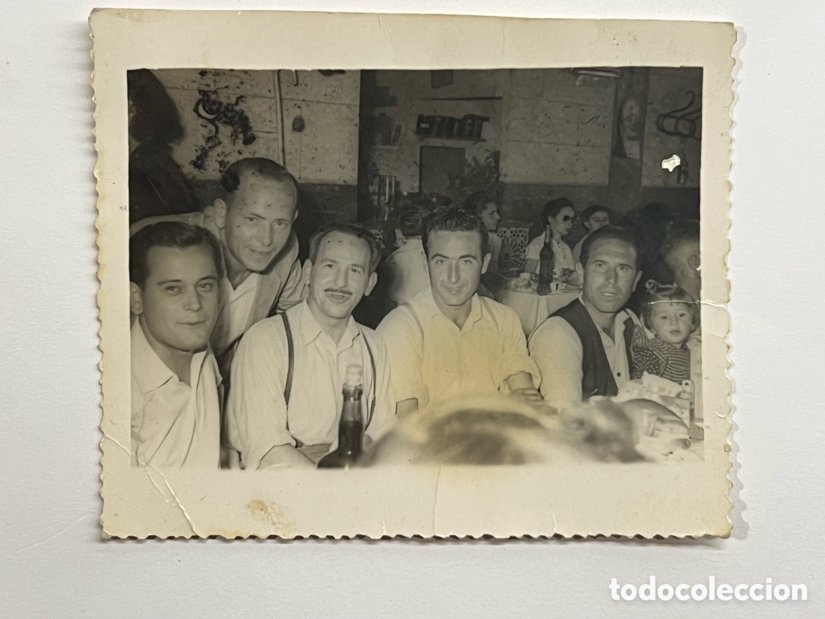 Fotograf&iacute;a antigua: MINUTEROS. ALCIRA, Valencia. Foto M. Lucas.. En el Bar con nuestros amigos y clientes (a.1953)