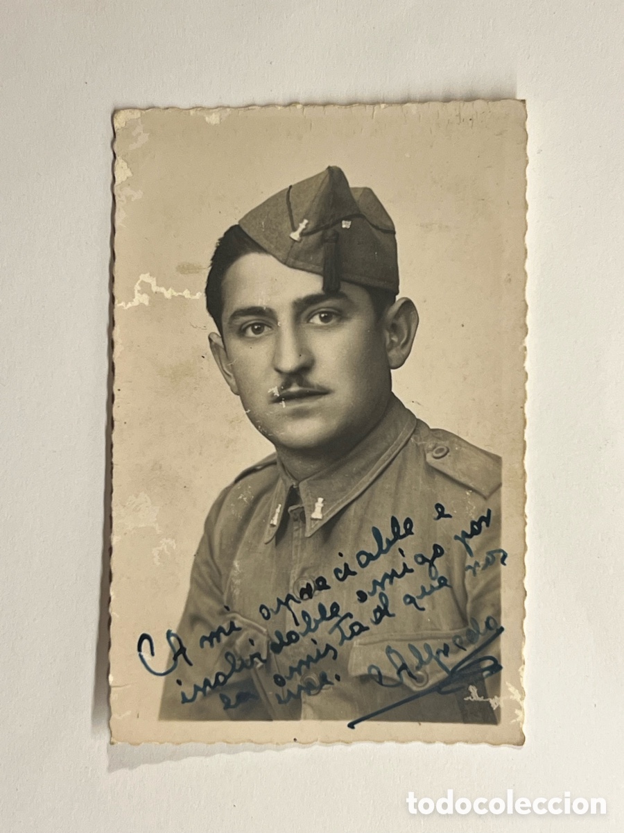 Fotograf&iacute;a antigua: Joven Militar con Gorrillo.. Cuartel de Ingenieros.. (h.1945?) Med&iacute;das: 5,5 x 8,5 cm.