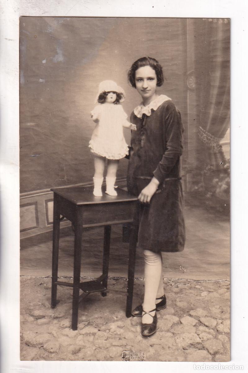 Fotograf&iacute;a antigua: NI&Ntilde;A CON MU&Ntilde;ECA. FOT&Oacute;GRAFO: B. VILLAESCUSA. &Aacute;VILA