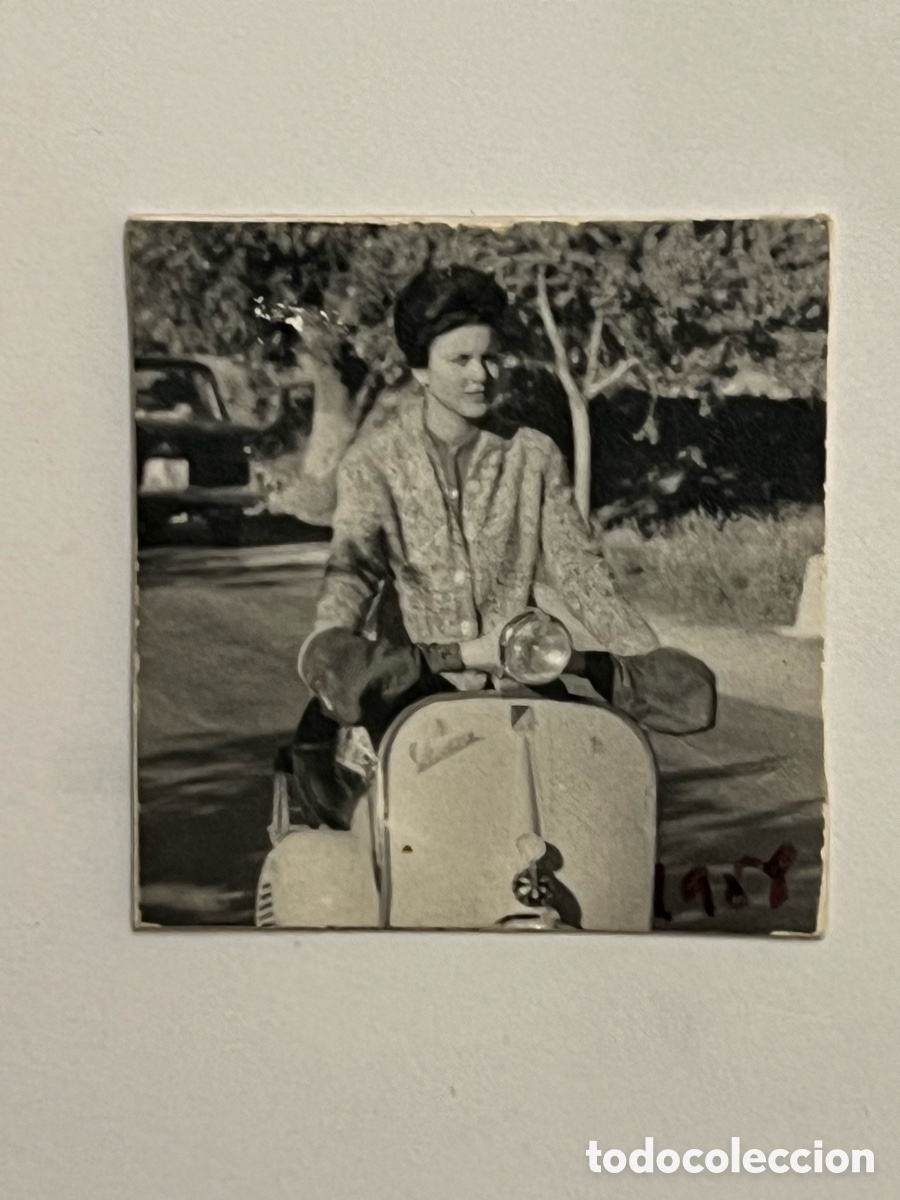 Fotograf&iacute;a antigua: VESPA.. La joven conductora (a.1958) Foto PERUTZ la t&eacute;cnica alemana al servicio de la fotograf&iacute;a