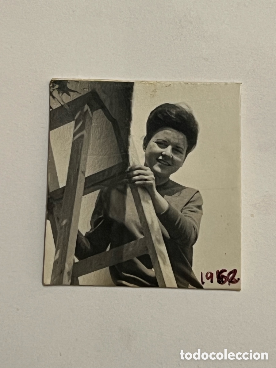 Fotograf&iacute;a antigua: VESPA.. La joven de la escalera (a.1962) Foto PERUTZ la t&eacute;cnica alemana al servicio de la fotograf&iacute;a