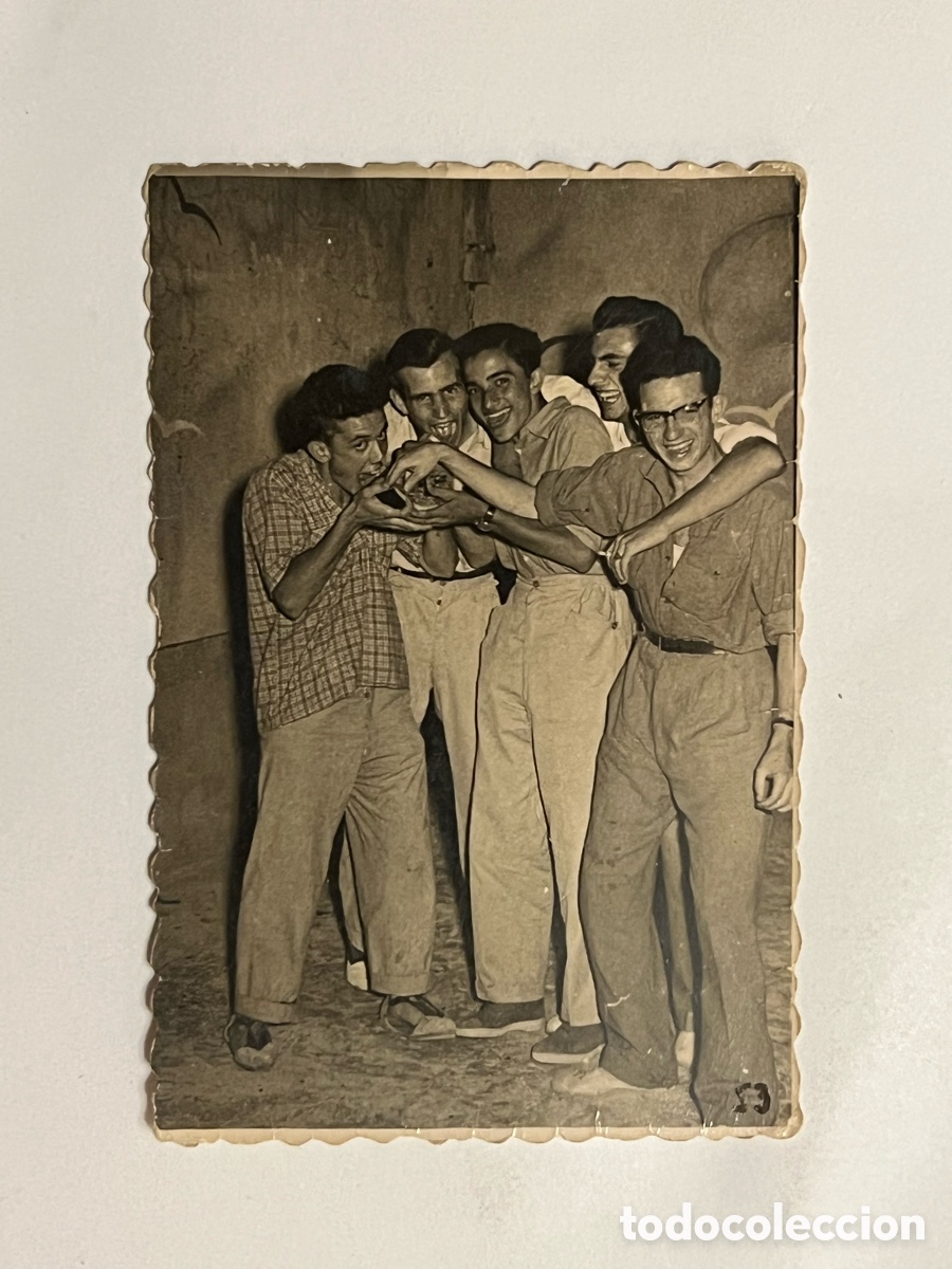 Fotograf&iacute;a antigua: VALLADA. MINUTEROS.. J&oacute;venes divirti&eacute;ndose en la pista de Baile.. (a.1953) Medidas: 9 x 6 cm