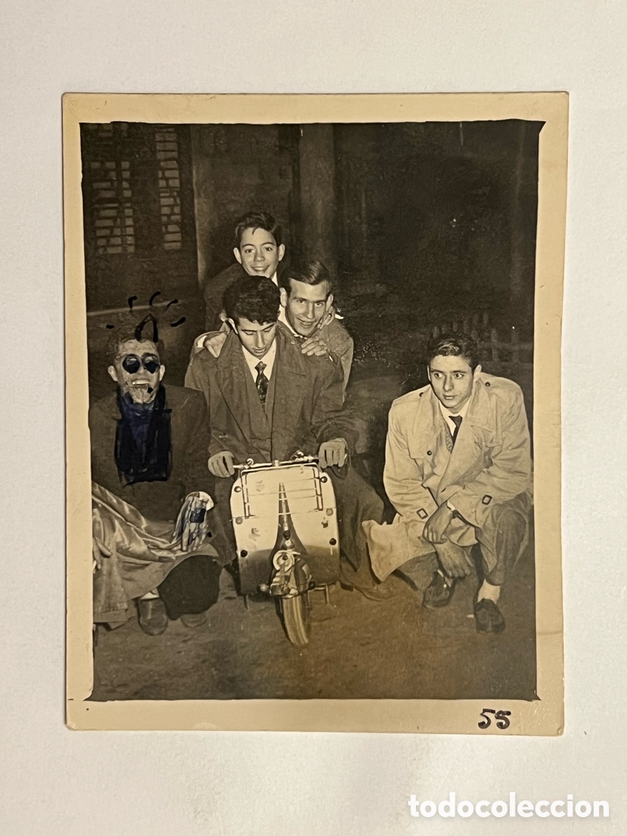 Fotograf&iacute;a antigua: MINUTEROS.. Fotograf&iacute;a j&oacute;venes divirti&eacute;ndose.. Navidad de 1955, Medidas: 9 x 7 cm.,