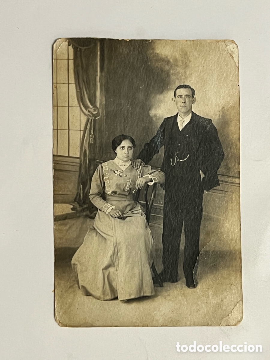 Fotograf&iacute;a antigua: VALENCIA.. Fotograf&iacute;a de estudio.. Reci&eacute;n casados para el recuerdo (h.1900?) Med&iacute;das: 14 x 9 cm