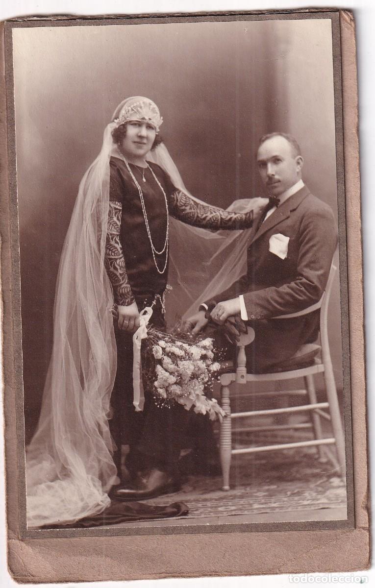 Antique Photography: Curioso retrato boda , mujer de negro con velo blanco y hombre sentado. Calvet Madrid. 14,50 x 9,50